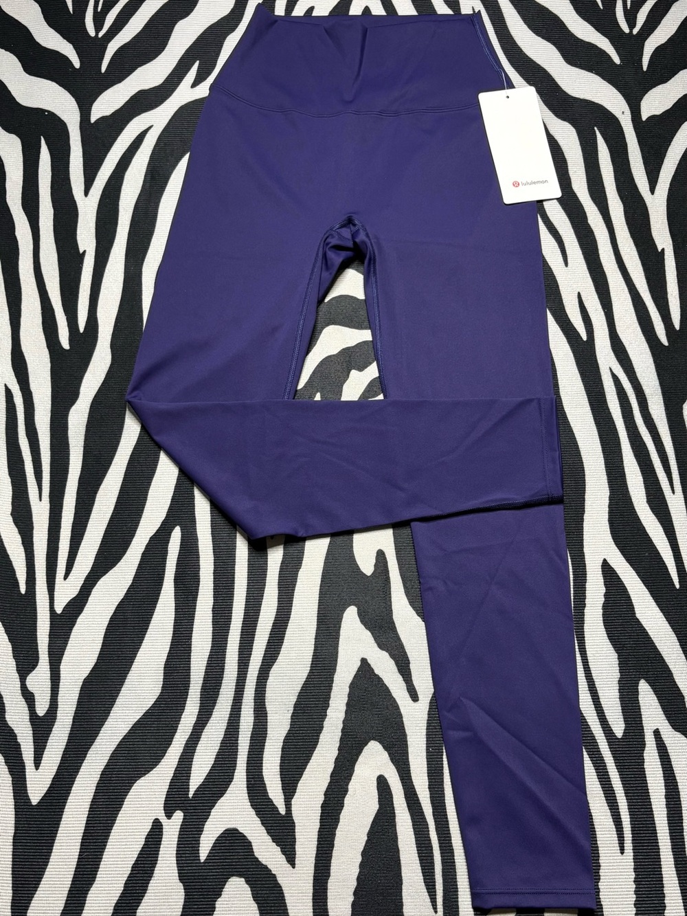 Cropped Navy And Gold Lululemon Set - Picture 3 of 3